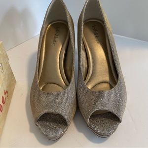 Kelly & Katie Open Toe Pumps - champagne/shimmer size 9.5